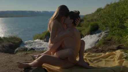 Нежное порно где парень трахает девушку возле водопада