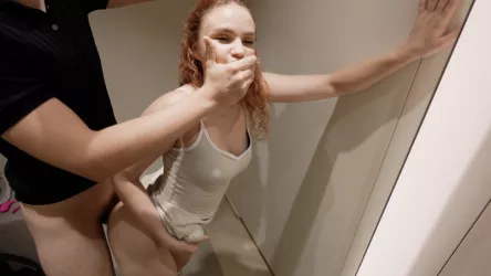 Русская девушка трахается в примерочной со своим парнем