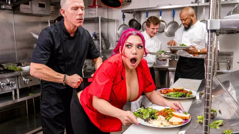 Шеф-повар прямо на кухне трахает в задницу рыжую сучку