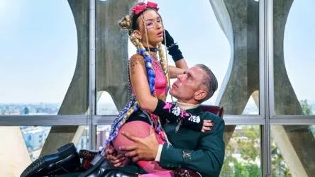 Сексуальная блондинка была трахнута в попу своим боссом